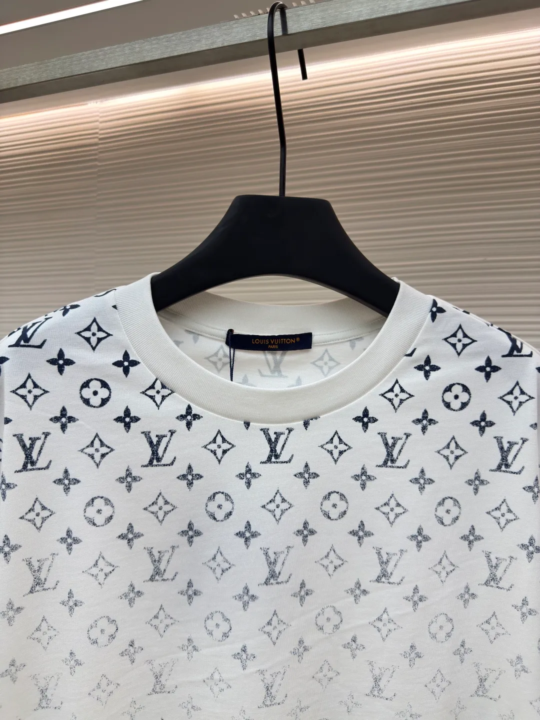 LOUIS VUITTON gradient presbyopic T-shirt ●Authentic product: purchased and developed by 8450 ●Item number: 1680208-A10 ●Fabric: refined sulfur cotton fabric ●Technology: printing production ●Version: fitted version ●Weight: about 305 grams ●Size: XS-S-M-L ●Description: The fabric is made of 32s double-ply combed cotton compact siro-spun yarn, matched with 1*1 flat knitted cotton thread. The entire garment's front and rear panels, left and right sleeves, are printed with Kornit white ink digital direct injection. The first draft is made based on the Y-plate scanned pattern, and the clarity of the first draft is corrected by hand to ensure that the printed flower pieces have a gradient and orderly visual effect. The overall wiring is straight and delicate, the fabric is comfortable and soft, and the color is consistent without color difference. It can be matched with the same style to create a fashionable look and control various occasions. Customized accessories, complete with three standards, same style for men and women!